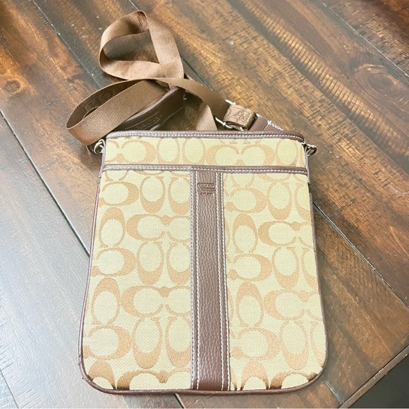 Vintage Coach crossbody bag signature brown and tan - Picture 2 of 10
